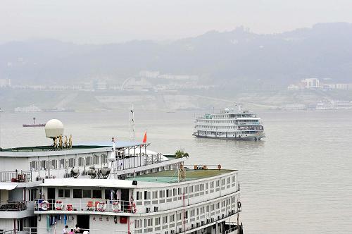 8月4日,在三峽壩區(qū)太平溪港區(qū)客運碼頭,一艘來自重慶方向的客船準備靠岸。受長江上游持續(xù)暴雨天氣影響,三峽入庫流量猛增。8月4日14時,入庫流量達每秒45000立方米。三峽船閘于8月3日起停止通航,今年夏季以來首次啟動翻壩運輸。目前沒有發(fā)生旅客和貨車滯留現(xiàn)象。 新華社發(fā)(黃翔 攝)
