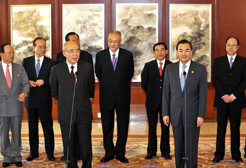 5月25日,中共中央臺辦主任王毅(前右)在北京首都機(jī)場致辭。當(dāng)日,中國國民黨主席吳伯雄率領(lǐng)中國國民黨大陸訪問團(tuán)乘飛機(jī)抵達(dá)北京,開始訪問大陸行程。中共中央臺辦主任王毅到機(jī)場迎接。新華社記者 謝環(huán)馳 攝