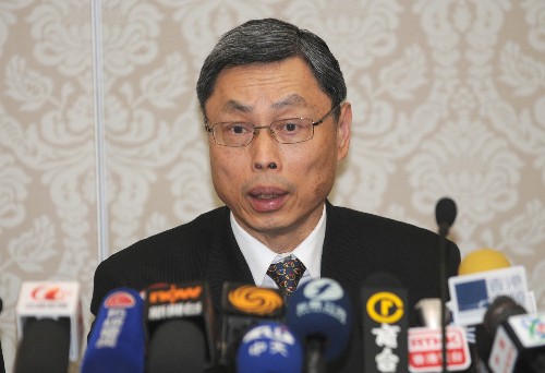 10月27日,?;鶗倍麻L兼秘書長高孔廉在記者招待會上回答記者提問。當(dāng)日,海協(xié)會與?;鶗嘘P(guān)人員在深圳就陳云林會長率海協(xié)會協(xié)商代表團(tuán)赴臺訪問進(jìn)行預(yù)備性磋商,會后舉行記者招待會回答記者提問。新華社記者 盧漢欣 攝