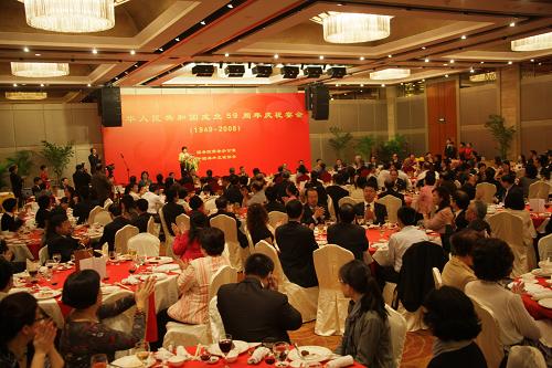 9月29日,國務院僑辦和中國海外交流協(xié)會舉行招待午宴,歡迎來京參加國慶59周年活動的華僑華人代表。 新華社記者 汪永基 攝