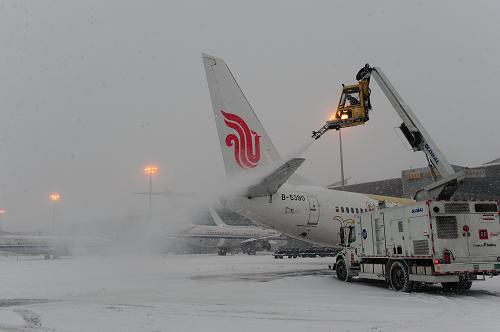 1月3日,北京首都機(jī)場(chǎng)出動(dòng)除冰車對(duì)飛機(jī)進(jìn)行除冰作業(yè)。當(dāng)日,北京普降中到大雪。降雪造成首都機(jī)場(chǎng)部分出港航班延誤。新華社發(fā)(馬儒壯 攝)