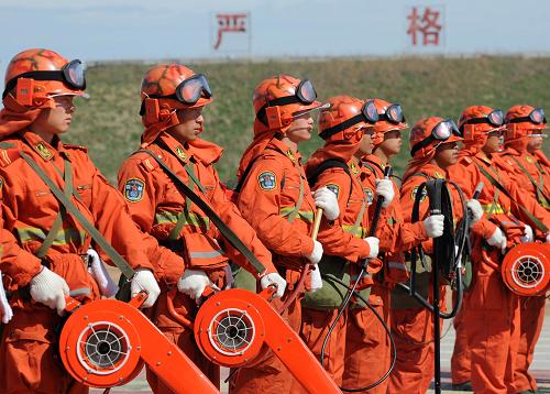 5月1日,武警內(nèi)蒙古森林總隊(duì)大興安嶺支隊(duì)官兵在訓(xùn)練場(chǎng)上進(jìn)行野戰(zhàn)撲火集訓(xùn)。新華社記者 張領(lǐng) 攝