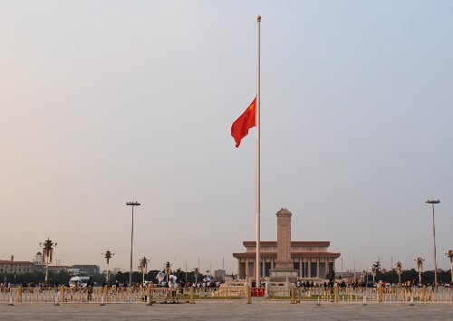 5月19日4時58分,北京天安門廣場在正常的升旗儀式后下半旗,以表達全國各族人民對四川汶川大地震遇難同胞的深切哀悼。 新華社記者 唐召明 攝