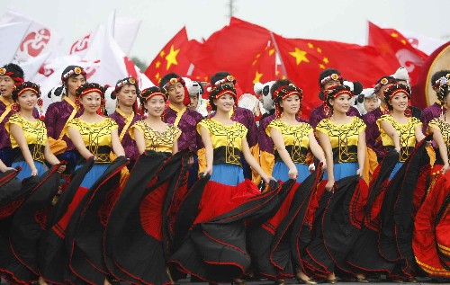 8月5日,演員在起跑儀式上表演。當(dāng)日,北京奧運圣火在四川省成都市傳遞。 新華社記者魯金博攝
