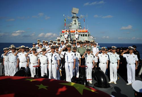 3月6日,在“廣州”艦上,護(hù)航官兵面向國旗莊嚴(yán)宣誓。當(dāng)日,在中國海軍第五批護(hù)航編隊(duì)即將駛出祖國南大門之際,中國海軍第五批護(hù)航編隊(duì)舉行“走向大洋、挺進(jìn)深藍(lán)”宣誓活動(dòng),以此表達(dá)護(hù)航官兵對(duì)祖國的無限熱愛。新華社記者劉春暉攝