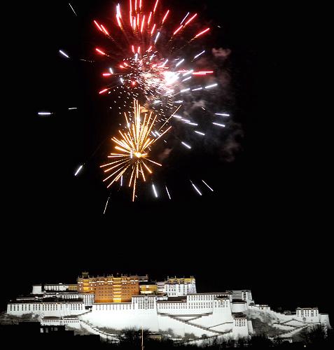 2月12日,煙花綻放在布達(dá)拉宮上空。當(dāng)天是藏歷臘月29日,藏族群眾一年中最隆重的節(jié)日藏歷新年的一系列活動正式拉開序幕。當(dāng)九道“古突”后,會舉著火把,放起鞭炮,呼喊著“出來”,走到十字路口扔下火把,以示驅(qū)鬼和祈望來年好運。新華社記者 普布扎西 攝