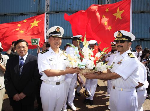 3月5日,在巴基斯坦卡拉奇,巴海軍驅(qū)逐艦中隊卡穆拉準將(右一)向中國海軍參演指揮員、海軍南海艦隊某驅(qū)逐艦支隊支隊長陳岳琪大校(左二)獻花籃。參加“和平-09”海上多國聯(lián)合軍事演習(xí)的中國海軍“廣州”號驅(qū)逐艦(舷號168)當日抵達巴基斯坦南部卡拉奇港。 新華社記者查春明攝