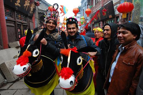 2月14日,兩名外國留學(xué)生在淄博周村古商城體驗“騎毛驢”。當(dāng)日,30名中外大學(xué)生來到山東淄博周村古商城,體驗中國傳統(tǒng)民俗,快樂過春節(jié)。新華社發(fā)(董乃德 攝)