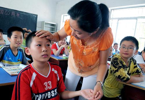 9月7日,在滁州市第一小學(xué),老師通過看、問、摸等方式對學(xué)生進(jìn)行“午檢”。 為防控甲型H1N1流感的傳播,安徽省滁州市各中小學(xué)校全面啟動(dòng)防控措施,力求做到早發(fā)現(xiàn)、早報(bào)告、早隔離、早治療。 新華社發(fā)(王家國 攝)
