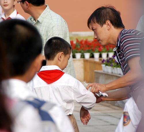 9月7日,南京致遠(yuǎn)外國語小學(xué)的老師對入校學(xué)生實(shí)施晨檢。 根據(jù)南京市教育部門的通知要求,南京市各所小學(xué)對所有入校的學(xué)生實(shí)施嚴(yán)格晨檢,以預(yù)防和控制甲型H1N1流感疫情。 新華社發(fā)(王躍武 攝)
