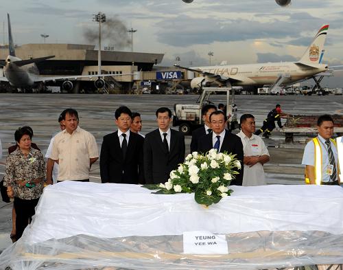 8月25日,中國駐菲律賓大使劉建超(前左五)等在馬尼拉國際機(jī)場送別遇難者遺體。新華社記者黃本強(qiáng)攝