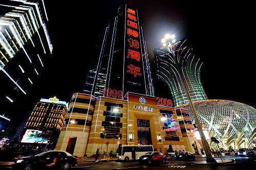 澳門中銀大廈上安裝的“慶?;貧w10周年”彩燈在夜幕下璀璨奪目(12月14日攝)。燈光輝映下,中西文化交融的澳門街市如夢似幻,夜色醉人。新華社記者宋振平攝