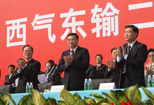 2月7日,中共中央政治局常委、國(guó)務(wù)院副總理李克強(qiáng)在深圳觀瀾鎮(zhèn)出席西氣東輸二線東段工程開(kāi)工儀式并宣布開(kāi)工。中共中央政治局委員、廣東省委書(shū)記汪洋,香港特別行政區(qū)行政長(zhǎng)官曾蔭權(quán)參加開(kāi)工儀式。新華社記者 劉衛(wèi)兵 攝