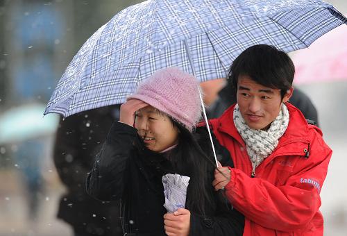 12月15日,合肥一對(duì)情侶在風(fēng)雪中前行。當(dāng)日,安徽合肥持續(xù)小雪,氣溫驟降。據(jù)安徽省氣象臺(tái)消息,受北方強(qiáng)冷空氣影響,安徽全省風(fēng)力可達(dá)4級(jí),陣風(fēng)6至7級(jí),冷空氣過(guò)后該省平均氣溫下降8至10攝氏度。安徽省氣象臺(tái)已于14日發(fā)布全省寒潮藍(lán)色預(yù)警信號(hào),提請(qǐng)有關(guān)單位做好防范準(zhǔn)備。新華社記者 李健 攝