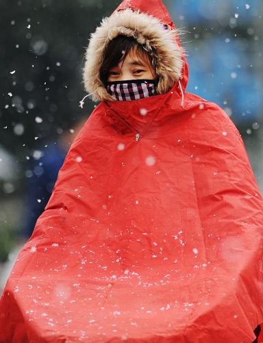12月15日,合肥市一位市民在風(fēng)雪中騎車(chē)前行。新華社記者 李健 攝