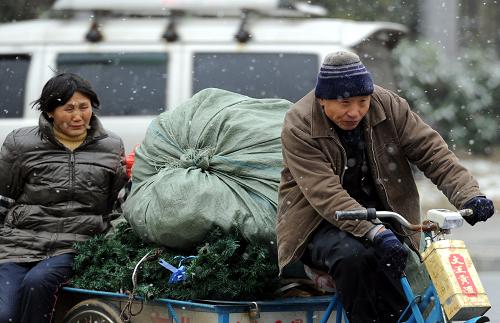 12月15日,人們冒雪出行。當(dāng)日上午11時(shí),安徽省氣象局發(fā)布暴雪藍(lán)色預(yù)警信號(hào)。該預(yù)警信號(hào)表明安徽省部分地區(qū)12小時(shí)內(nèi)降雪量將達(dá)4毫米以上,或者已達(dá)4毫米以上且降雪持續(xù),可能對(duì)交通或者農(nóng)牧業(yè)有影響,并可能伴有道路結(jié)冰。新華社記者郭晨攝