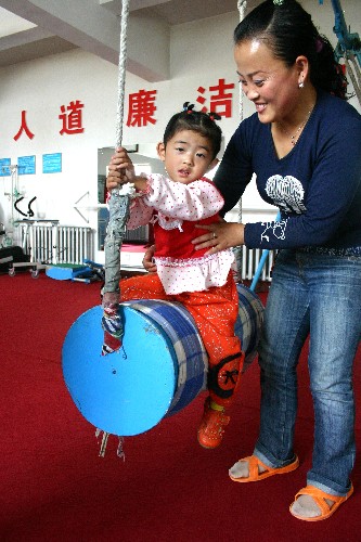 9月2日,在丁香園社區(qū)殘疾人康復(fù)中心內(nèi),一名家長帶著殘疾兒童做康復(fù)訓(xùn)練。 呼和浩特市賽罕區(qū)是全國殘疾人社區(qū)示范康復(fù)區(qū),區(qū)內(nèi)56個社區(qū)均設(shè)有殘疾人康復(fù)中心,其中的丁香園社區(qū)康復(fù)中心,可進(jìn)行針灸按摩治療、康復(fù)訓(xùn)練、殘疾人教育等活動,3年來這里共接待了200多名殘疾人。 新華社記者 江威 攝