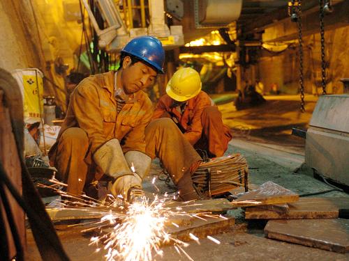 7月3日,在蘭渝鐵路西秦嶺隧道2標(biāo)的施工現(xiàn)場(chǎng),施工人員在隧道內(nèi)的TBM設(shè)備上作業(yè)。蘭渝鐵路西秦嶺隧道的建設(shè)工程正在緊張進(jìn)行。西秦嶺隧道工程全長(zhǎng)28.236公里,是蘭渝鐵路建設(shè)中最關(guān)鍵的環(huán)節(jié),全線的“咽喉”控制性工程。西秦嶺隧道的掘進(jìn)采用了兩臺(tái)世界先進(jìn)的敞開式硬巖隧道掘進(jìn)機(jī)(TBM),其刀盤直徑為10.2米,這是有史以來我國(guó)鐵路隧道TBM施工的最大斷面。 2008年開工的蘭渝鐵路,是西部大開發(fā)戰(zhàn)略實(shí)施10年來甘肅鐵路建設(shè)的重中之重。這條蘭州至重慶的新建雙線鐵路總長(zhǎng)818.71公里,總投資774億元,建設(shè)工期72個(gè)月。蘭渝鐵路跨越甘川渝三省市,肩負(fù)著連接我國(guó)西北與西南、推進(jìn)西部經(jīng)濟(jì)發(fā)展、帶動(dòng)沿線地區(qū)脫貧致富和保障西部大開發(fā)戰(zhàn)略順利實(shí)施的重任。蘭渝鐵路建成后,將成為我國(guó)西北與西南之間最便捷、快速的通道。 西部大開發(fā)戰(zhàn)略實(shí)施以來,甘肅的鐵路建設(shè)以蘭渝鐵路為標(biāo)志,進(jìn)入了黃金期。2010年一季度,甘肅省出臺(tái)《關(guān)于進(jìn)一步加快鐵路建設(shè)的通知》,對(duì)近年全省鐵路建設(shè)進(jìn)行安排部署:2009年至2010年,甘肅力爭(zhēng)開建蘭新鐵路第二雙線、寶雞至蘭州客運(yùn)專線、蘭州至成都鐵路、敦煌至格爾木鐵路,及蘭州
