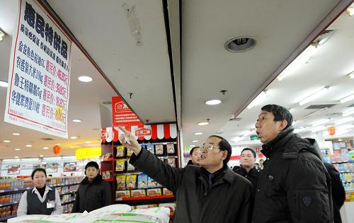 1月28日,檢查組成員在位于哈爾濱市中央商城內的一家超市進行檢查。新華社記者 李勇 攝