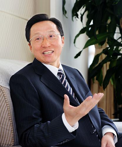 這是農業(yè)部部長韓長賦(12月2日攝)。“‘米袋子’更滿了,‘菜籃子’更豐富了,農民的‘錢袋子’更鼓了。”農業(yè)部部長韓長賦,不假思索地這樣回答記者的提問。“十一五”期間農業(yè)和農村經濟的種種變化,被他濃縮在這三個“更”中。針對“十二五”時期農業(yè)和農村經濟將如何發(fā)展的問題,韓長賦提出,要把握一個重大任務——加快發(fā)展現(xiàn)代農業(yè),在工業(yè)化、城鎮(zhèn)化深入發(fā)展中同步推進農業(yè)現(xiàn)代化。新華社記者 李濤 攝