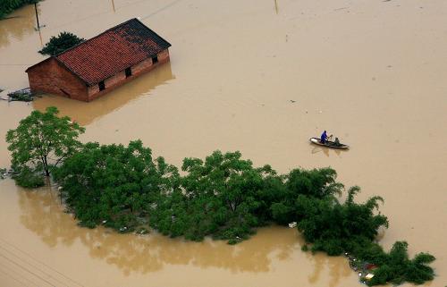 7月4日,廣西融水縣城成了一片澤國(guó)。當(dāng)日,連遭罕見暴雨襲擊的廣西融水縣縣城最高水位超過警戒水位6.7米,全縣20個(gè)鄉(xiāng)鎮(zhèn)中有16個(gè)交通中斷,暴雨已造成15萬人受災(zāi)。 新華社發(fā)(龍濤 攝)
