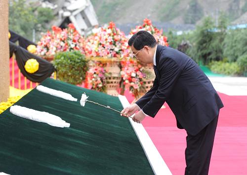 這是中共中央總書記、國家主席、中央軍委主席胡錦濤手持一支潔白的菊花,緩步走到四川汶川特大地震記事墻前,俯下身子,將手中的菊花獻(xiàn)上。 新華社記者 李學(xué)仁 攝