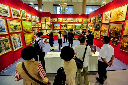 9月13日,參觀者在北京藝術(shù)博覽會(huì)上欣賞畫作