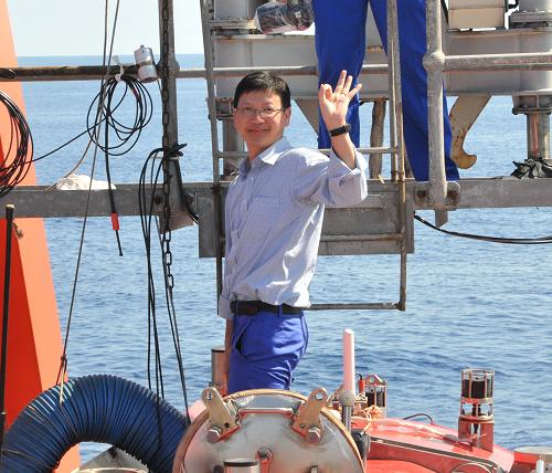 6月19日,香港浸會(huì)大學(xué)副教授邱建文進(jìn)入潛水器前向航次隊(duì)員致意。當(dāng)日,正在南海執(zhí)行首個(gè)試驗(yàn)性應(yīng)用航次的“蛟龍”號(hào)載人潛水器搭載香港浸會(huì)大學(xué)副教授邱建文下潛,邱建文也是“蛟龍”號(hào)的第二位乘客。這個(gè)潛次是“蛟龍”號(hào)首次以科學(xué)應(yīng)用為主的下潛,下潛任務(wù)是在冷泉區(qū)取樣和高清視頻記錄等。新華社記者 張旭東 攝