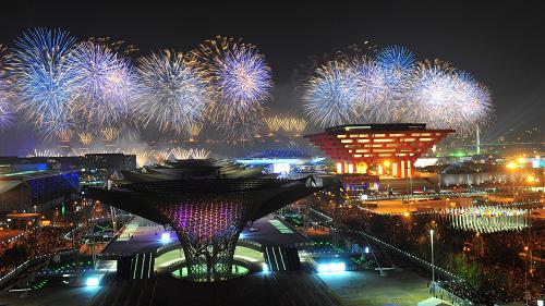 4月30日晚,中國(guó)2010年上海世博會(huì)開(kāi)幕式大型燈光噴泉焰火表演在上海舉行。 新華社記者程敏攝