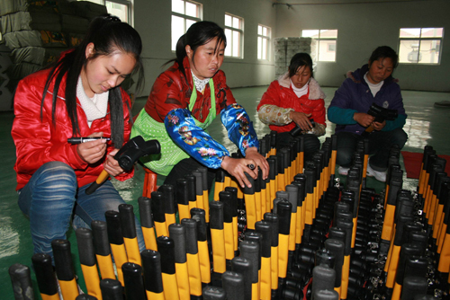 2月4日,江西宜黃縣返鄉(xiāng)農(nóng)民工吳小花(左一)在該縣工業(yè)園區(qū)森虎汽車配件有限公司順利上崗。江西省撫州市多渠道搭建就業(yè)平臺,免費(fèi)培訓(xùn)農(nóng)民工轉(zhuǎn)崗轉(zhuǎn)業(yè)和自主創(chuàng)業(yè)。截至目前,撫州市已有2.6萬名返鄉(xiāng)農(nóng)民工在當(dāng)?shù)貙?shí)現(xiàn)了就業(yè)和自主創(chuàng)業(yè)。新華社發(fā)(黃芳 攝)