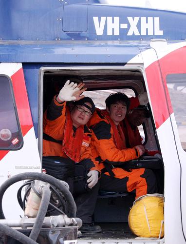3月5日,登上直升飛機準備乘船回國的考察隊員與中山站越冬隊員揮手告別。當?shù)貢r間3月5日20時(北京時間5日23時),中國第26次南極考察隊的100多名隊員在圓滿完成各項科學考察和后勤保障任務后,乘坐“雪龍”號駛離中國南極中山站,正式踏上回國的歸途,17名越冬隊員則將在蒼茫的南極大陸上堅守一個漫長的冬天。新華社記者 崔靜 攝