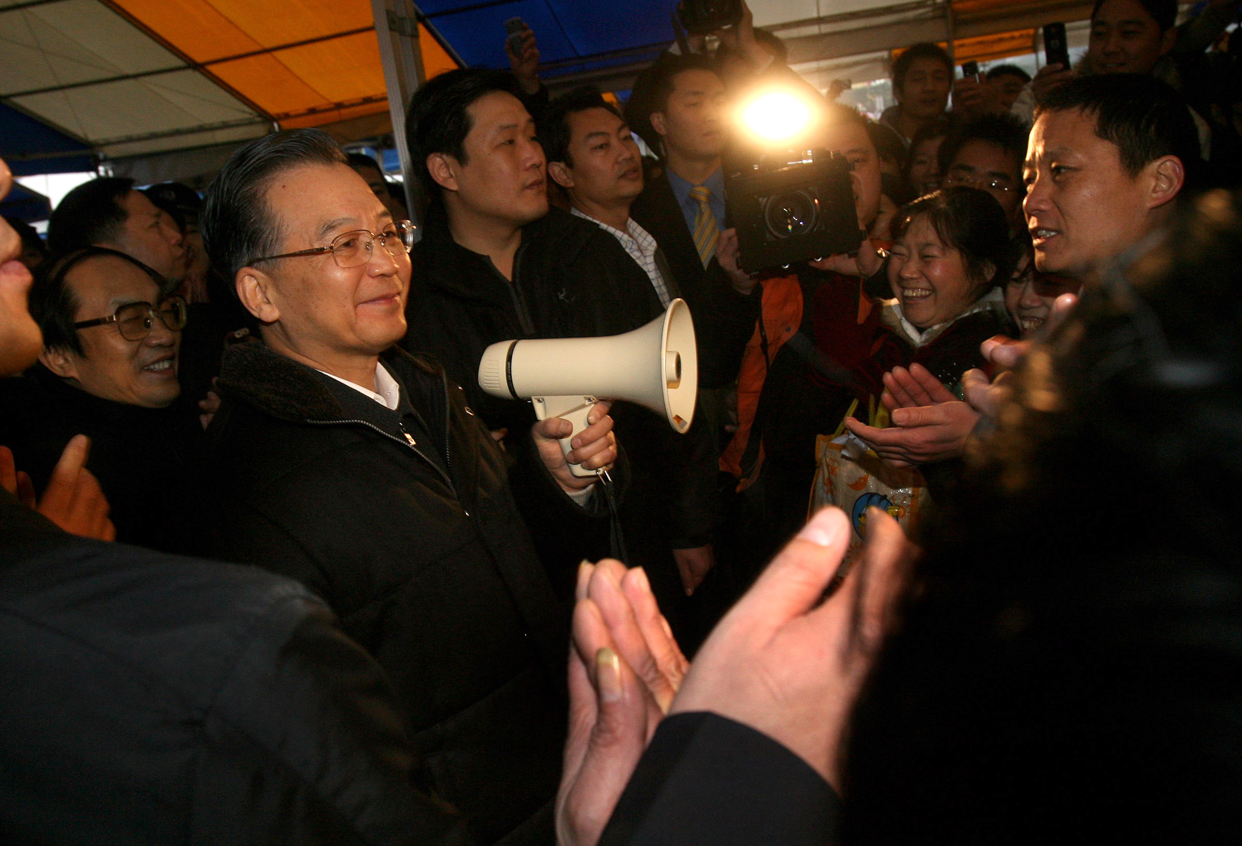 1月30日早晨,中共中央政治局常委、國(guó)務(wù)院總理溫家寶來到廣州火車站廣場(chǎng)臨時(shí)候車大棚,看望滯留旅客。溫家寶手拿擴(kuò)音器對(duì)大家說,我來看望大家,你們吃苦了。最近,南方地區(qū)遭遇了幾十年不遇的冰雪災(zāi)害,電路中斷,鐵路停運(yùn),又趕上春運(yùn),滯留旅客非常多。你們回家心切,我非常理解。我們正在全力恢復(fù)電網(wǎng),疏通道路,爭(zhēng)取讓大家早點(diǎn)和家人團(tuán)聚。 新華社記者 姚大偉 攝