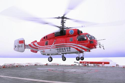 “雪鷹”號直升機(jī)亮相中國南極考察 這是“雪鷹”號直升機(jī)準(zhǔn)備在“雪龍”號極地考察船后甲板著陸(12月7日攝)。 12月7日上午,中國極地考察專用直升機(jī)“雪鷹”號執(zhí)行中國第26次南極考察的首次物資吊運(yùn)任務(wù),這標(biāo)志著“雪鷹”號正式亮相中國南極考察“大舞臺”。 新華社記者 崔靜 攝