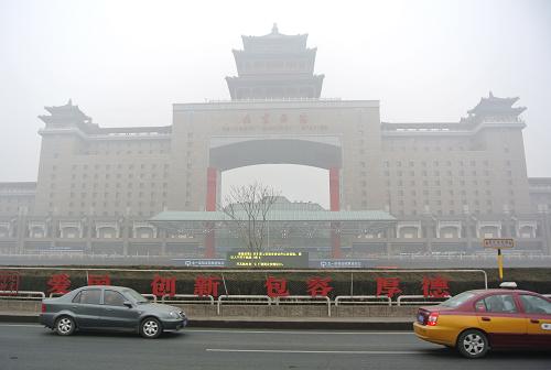 霧霾之中的北京西客站(1月29日攝)。北京城區(qū)、郊區(qū)的空氣質(zhì)量1月28日均達(dá)到六級嚴(yán)重污染,空氣質(zhì)量指數(shù)AQI均在300以上;1月29日,霧霾更加“深重”,氣象部門再次發(fā)布霾黃色預(yù)警。隨著空氣中污染物不斷累積,北京空氣質(zhì)量實(shí)況監(jiān)測顯示,13時城區(qū)九成監(jiān)測站點(diǎn)顯示六級污染,AQI指數(shù)均在400以上,部分站點(diǎn)有“爆表”趨勢。新華社記者 陳樹根 攝