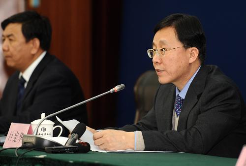 3月22日,山西省政府副秘書長巨憲華(右)在新聞發(fā)布會上通報情況。 新華社記者 燕雁 攝