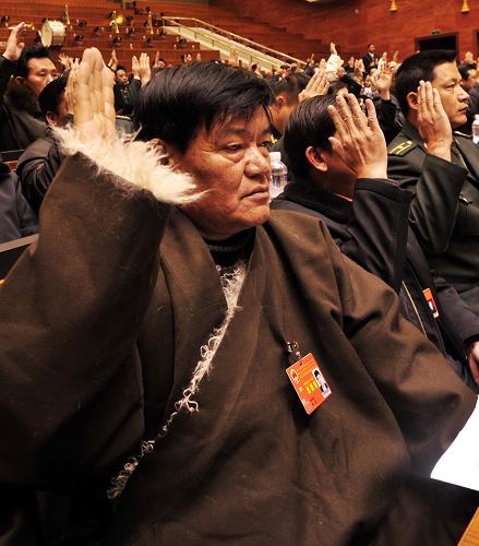 1月19日,西藏自治區(qū)人大代表、昔日農(nóng)奴格桑和與會(huì)其他代表表決通過《西藏自治區(qū)人民代表大會(huì)關(guān)于設(shè)立西藏百萬農(nóng)奴解放紀(jì)念日的決定》。 當(dāng)日,西藏自治區(qū)九屆人大二次會(huì)議決定,將每年的3月28日設(shè)為西藏百萬農(nóng)奴解放紀(jì)念日。 新華社記者 格桑達(dá)瓦 攝