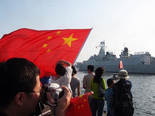 3月14日,在巴基斯坦卡拉奇港,當(dāng)?shù)厝A僑華人歡送中國人民解放軍海軍“廣州”號導(dǎo)彈驅(qū)逐艦。由巴基斯坦海軍舉辦的“和平-09”海上多國聯(lián)合軍演當(dāng)日圓滿結(jié)束。新華社記者 李敬臣 攝