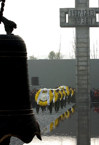12月13日,武警戰(zhàn)士在敬獻(xiàn)花圈。
