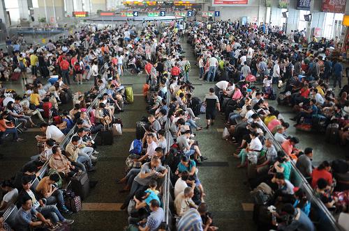8月26日,旅客在成都火車(chē)站候車(chē)室候車(chē)。隨著以學(xué)生返校、新生入學(xué)為主的學(xué)生客流量激增,成都火車(chē)站迎來(lái)暑運(yùn)客流高峰,預(yù)計(jì)當(dāng)日發(fā)送旅客8萬(wàn)人左右。據(jù)鐵路工作人員介紹,客流主要去往北京、上海以及廣州等方向。新華社記者薛玉斌攝