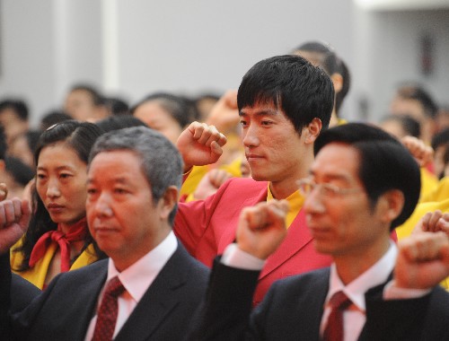 7月25日,中國(guó)代表團(tuán)成員姚明(上)等在誓師動(dòng)員大會(huì)上宣誓。當(dāng)日,北京奧運(yùn)會(huì)中國(guó)體育代表團(tuán)在北京正式成立,總?cè)藬?shù)1099人,其中包括運(yùn)動(dòng)員639人。 新華社記者 趙鵬 攝