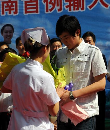 5月19日,醫(yī)務(wù)工作者向中國內(nèi)地第2例甲型H1N1流感患者呂某(前右)獻(xiàn)花祝賀出院。當(dāng)日,中國內(nèi)地第2例甲型H1N1流感患者呂某從濟(jì)南市傳染病醫(yī)院康復(fù)出院。呂某于5月11日晚進(jìn)入濟(jì)南市傳染病醫(yī)院開始接受治療,經(jīng)過衛(wèi)生部、山東省的醫(yī)療專家精心細(xì)致的治療,已治愈康復(fù),符合出院條件。新華社記者 范長國 攝