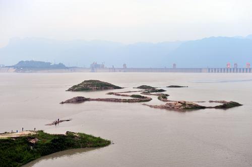 7月25日在湖北省秭歸縣茅坪鎮(zhèn)拍攝的水位漲至154米以上的三峽水庫。當(dāng)日8時,新一輪洪水抵達三峽,達到最高的4.25萬立方米/秒峰值后逐漸減弱。長江防總預(yù)測,持續(xù)一個星期的長江洪水將逐漸結(jié)束。據(jù)了解,7月19日開始,三峽樞紐入庫流量持續(xù)保持在高位,基本保持在4萬立方米/秒以上,并于21日迎來今年入汛以來最大的4.9萬立方米/秒洪峰。新華社發(fā)