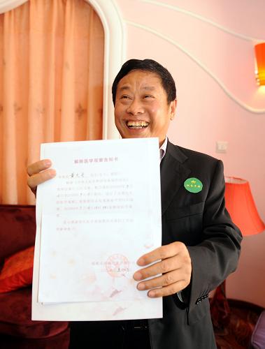 5月16日,解除醫(yī)學觀察的黃先生拿著“解除醫(yī)學觀察告知書”讓記者拍照。新華社記者 陳燮 攝