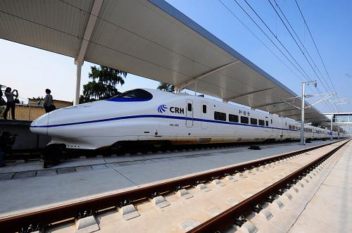 12月10日,經(jīng)過(guò)不到3個(gè)小時(shí)的行駛,列車到達(dá)廣州北站。當(dāng)日,武漢鐵路局組織“京廣高速鐵路武廣段乘車體驗(yàn)千里行”活動(dòng),記者登車體驗(yàn)了這段旅程。武廣客專國(guó)產(chǎn)高速動(dòng)車全程運(yùn)行時(shí)間不到3小時(shí),運(yùn)行都由我國(guó)自主研制的中國(guó)高速列車自動(dòng)控制系統(tǒng)來(lái)操控。 新華社記者 程敏 攝