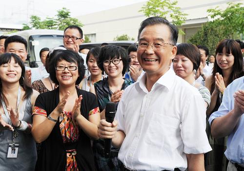 “心愿一般是不說出來的。但是我要說,我的心愿就是希望企業(yè)越辦越好。”8月22日,在浙江艾萊依集團生產車間門口,正在這里考察的溫家寶總理滿足了企業(yè)員工希望他為“心靈收納器”許個愿的期望。話音剛落,大家激動地鼓起掌來。新華社記者 李學仁 攝