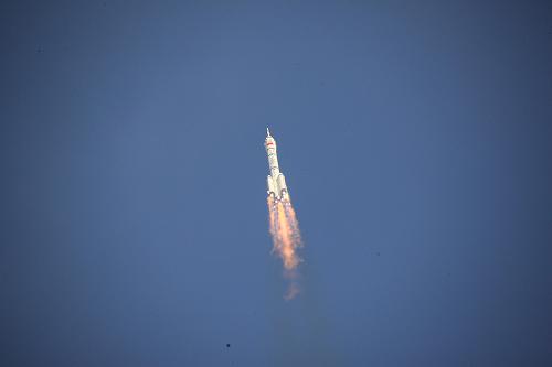 6月16日,長征二號F遙九運載火箭起飛,托舉著神舟九號飛船飛向太空。 新華社記者 李剛 攝