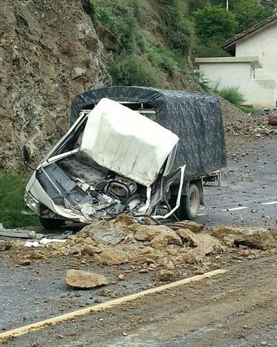 8月31日,地震致香格里拉縣至德欽縣道路沿線山體垮塌,車輛被毀。新華社發(fā)(江初攝)