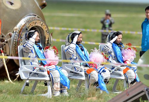 6月26日,這是圓滿完成任務(wù)的三位航天員張曉光、聶海勝、王亞平(從左至右)自主出艙后敬禮。新華社記者任軍川攝