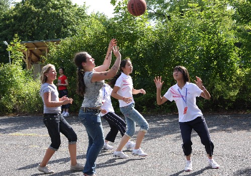 8月5日,在匈牙利西部巴拉頓湖畔的贊卡青少年中心,中國(guó)四川地震災(zāi)區(qū)學(xué)生和外國(guó)同伴一起打籃球。50名來(lái)自中國(guó)四川地震災(zāi)區(qū)的中學(xué)生4日開(kāi)始在匈牙利巴拉頓湖畔的贊卡青少年中心進(jìn)行為期3周的療養(yǎng)。 新華社記者 楊永前 攝