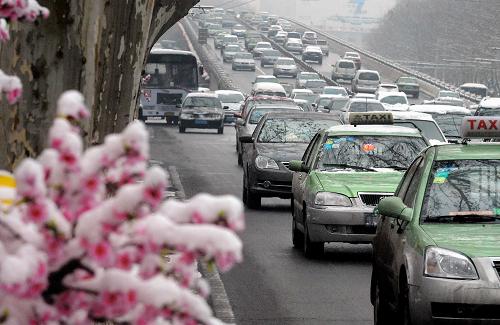 2月10日,機(jī)動車輛行駛在鄭州市區(qū)。新華社記者 王頌 攝